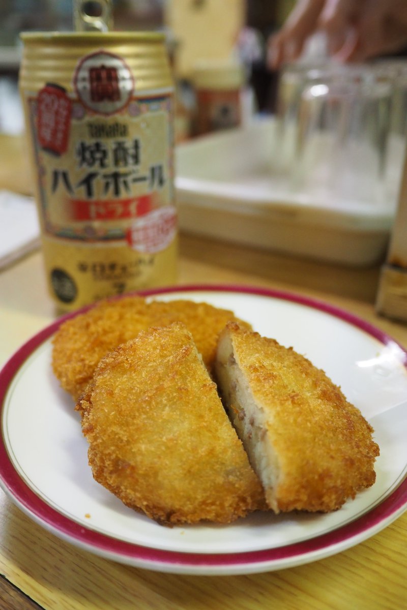 hardtke61's tweet photo. 平日しか空いてない角打ち☆
大阪駅前第一ビルのウエダ酒店！
雰囲気良くてゆっくり飲めて、
隣にいたお客さんと空母と戦車の話で盛り上がっちゃった♪
あと、お店の方に「む～さん」って言われたので、
そろそろ着ぐるみバレちゃうかも！！ https://t.co/WpVUC3BilM