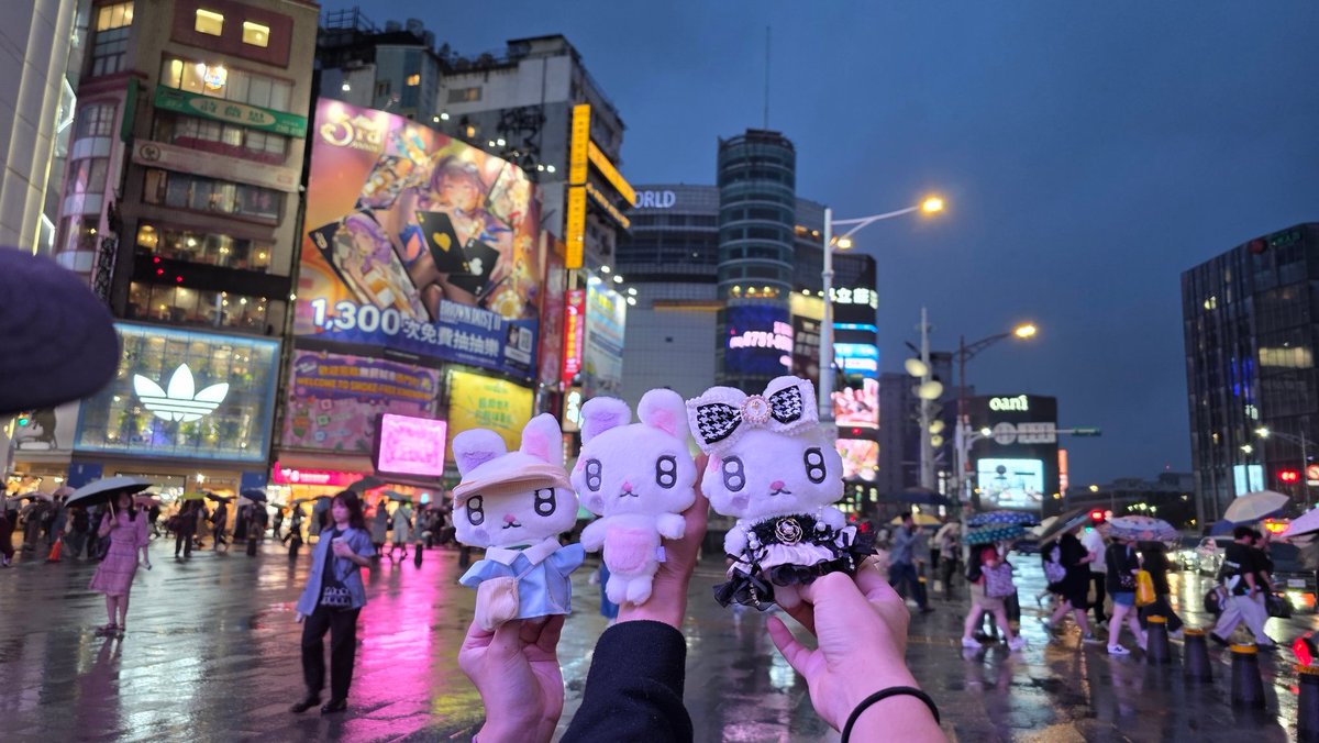 steppiw's tweet photo. น้องเบเบเดินทางมาเชียร์พี่สาววันพรุ่งนี้ วันนี้ฝนตกท้างงงงงวันเลย ตอนเย็นได้แวะเติมพลังด้วยหม้อไฟและเดินเล่นกลางสายฝนไปเลยค่าาา แต่พรุ่งนี้ก็พร้อมมมมม 
#IRENE #아이린 
#IRENE_IWILL #IRENE_ASIA_TOUR https://t.co/NezRxBgsg6