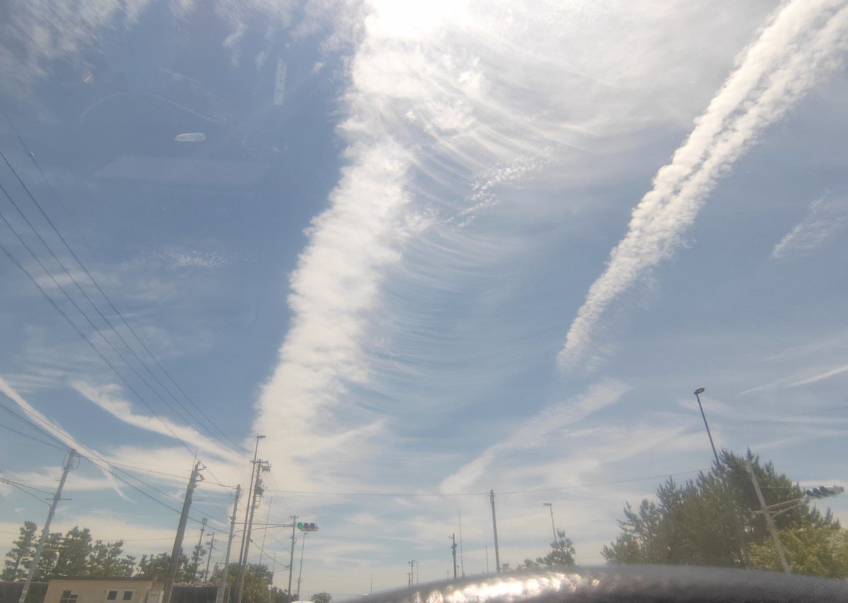 you_yuu_yoooo's tweet photo. 空

広大なキャンパスに、白い絵の具でなぐり書きしたかのような雲模様

ただただ「スゴイ…」と感動する空に時々遭遇する

私は満面の笑みで空を仰ぐ
吸い込まれそうになって
胸がギュッとして泣きそうになる…

写真には残せない程の薄い彩雲が
私の心を満たしてくれる

幸せはここに
心にある

#優 https://t.co/AbNtcQRm1X