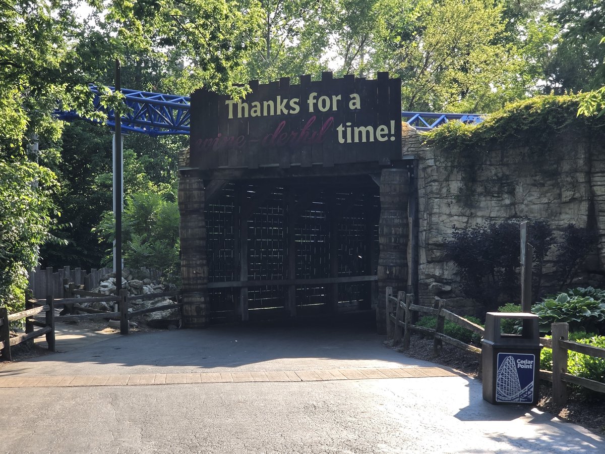 FUNFoodBlog's tweet photo. New sign added on the Millennium Force tunnel for the start of Barrels &amp; Bites

Normally a BIG fan of the sign department, but this one is a miss. https://t.co/XkDTJonpHj