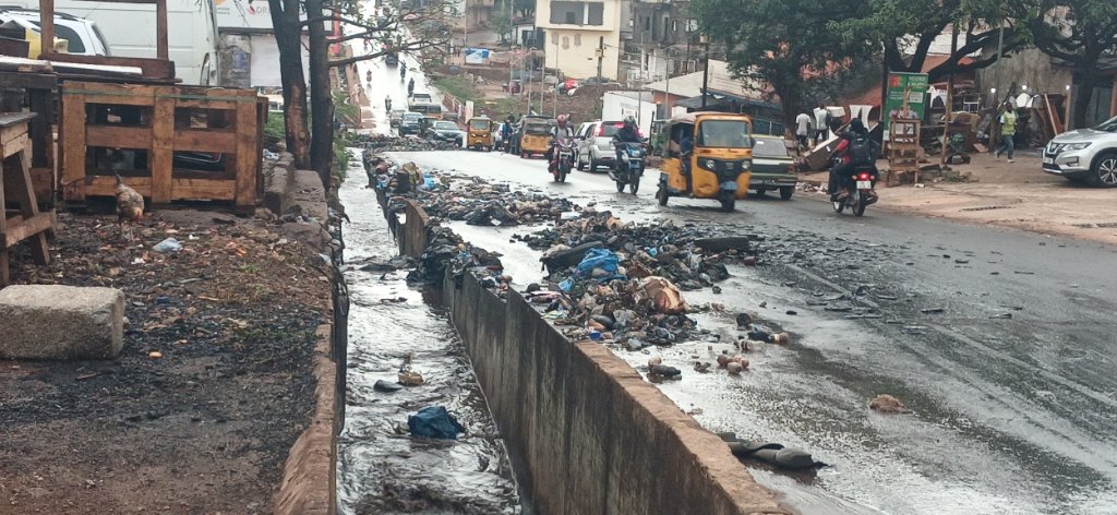 IdimiJam's tweet photo. 🌧️ Les premières pluies de la saison hivernale se sont abattues sur Conakry ces derniers jours. Encore timides, elles suffisent pourtant à réveiller un problème que les habitants de Conakry connaissent trop bien 🚮 🗑️
À lire ici: https://t.co/CqJcmb3VPv
#idimijam https://t.co/Ib3yoXmodT