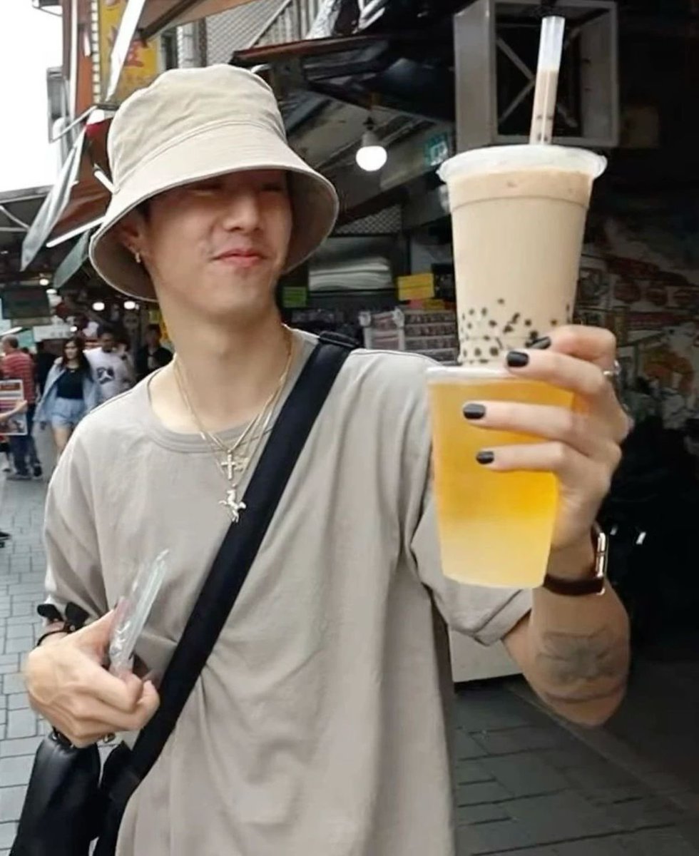 merainbow93's tweet photo. เอาไปเลยสองแก้ว หน้าแบบนี้คืออร่อยมั้ย 🧋

#MarkTuan https://t.co/5kYJMenC6x