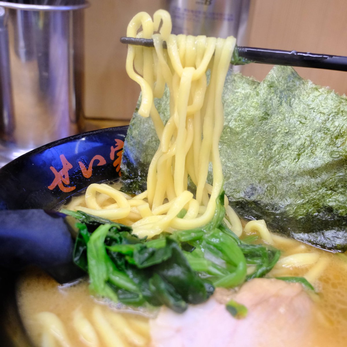 pega3's tweet photo. 原宿でここだけは別天地。15m離れていても豚骨の匂いがする。

一杯500→690円になってもまだまだ安い。 https://t.co/xLHENOpQuS