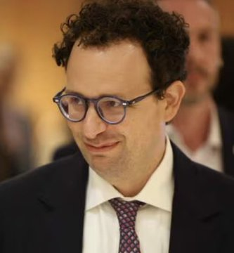 PolymarketMoney's tweet photo. Anthropic said top AI labs should consider slowing development as models advance fast enough to potentially improve themselves without human direction.

The company said having a way to slow global AI development would “likely be a good thing” given the potential societal risks. https://t.co/8FM7HGnQV2
