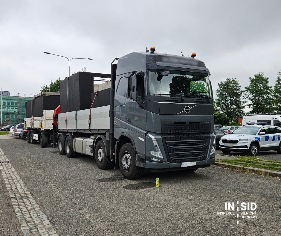 INSID_official's tweet photo. 🚛 Nepoučil se. Výsledek? Další statisícové sankce a čekání na přeložení.

📍 D1 u Ostravy, 1. června, 3 hodiny ráno

🎯Inspektoři INSID si u Šilheřovic cíleně vytipovali dvě soupravy stejného polského dopravce, u kterého už měli zkušenost s porušováním předpisů. https://t.co/lBlCJPM2XP