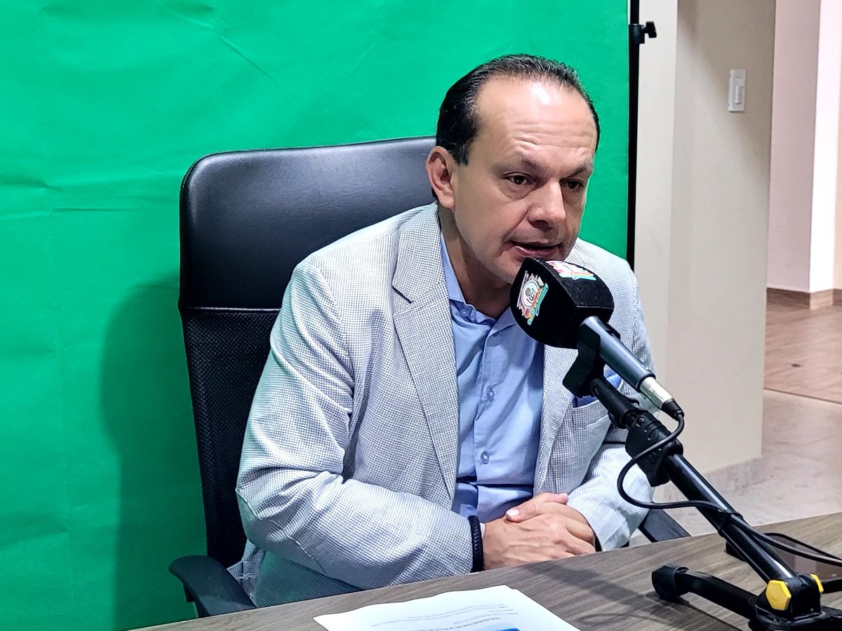 DefPublicaEC's tweet photo. Ricardo Morales Vela, Defensor Público General, en Radio Soberana de La Maná, señala que la institución está en territorio para difundir derechos, patrocinar y asesorar temas legales gratuitas. #RutaDeLosDerechos2026 
#CotopaxiDefensoríaPública.
En vivo:  https://t.co/KqJC7pDIyZ https://t.co/WgPBTAy3ar