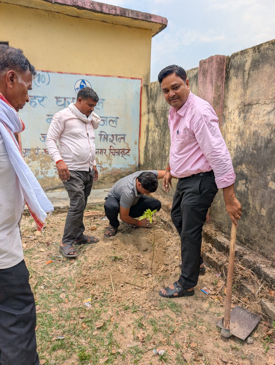 aloksinghgva's tweet photo. आज विश्व पर्यावरण दिवस के उपलक्ष में ग्राम पंचायत खजुरिया कला विकासखंड रामनगर जनपद चित्रकूट में ग्राम पंचायत की बैठक फेरी एवं वृक्षारोपण एक पेड़ मां के नाम लगाया गया
@ChitrakootDm 
@CDO_Chitrakoot 
@NITIAayog 
@UpRuralDev 
@panchayatirajup https://t.co/wBrHKZHuoA