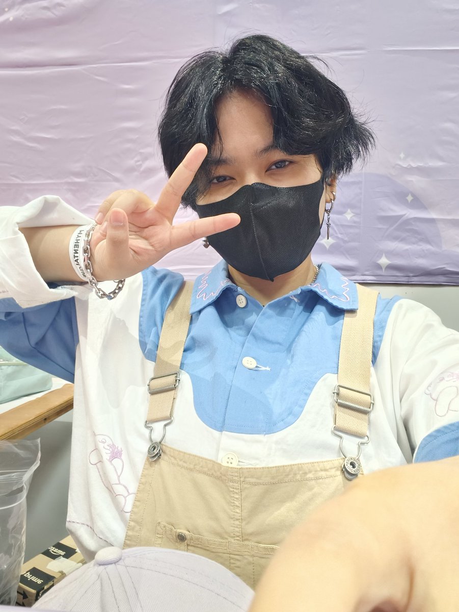 refrainbow's tweet photo. hehe (me) https://t.co/4HYvMcWFzN