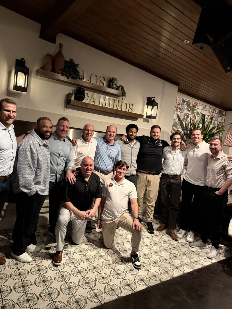 SVerbit's tweet photo. The @PrincetonFTBL brotherhood is STRONGER than ever in Texas!

Lone Star #Tigers bonding together at Los Caminos, all-time 🐅🏈 DB, Jimmy Archie ‘97’s, new Mexican restaurant in Flower Mound. 

#TigersForLife 🍊🥤 https://t.co/dFZNBNr0Dh