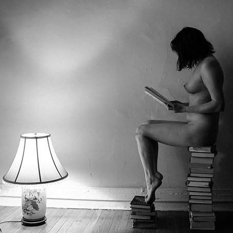 ReplicanteBueno's tweet photo. En la penumbra de tu erotismo encuentra su refugio la sensualidad.
📷 Dave Myles https://t.co/fsx4nswEO8
