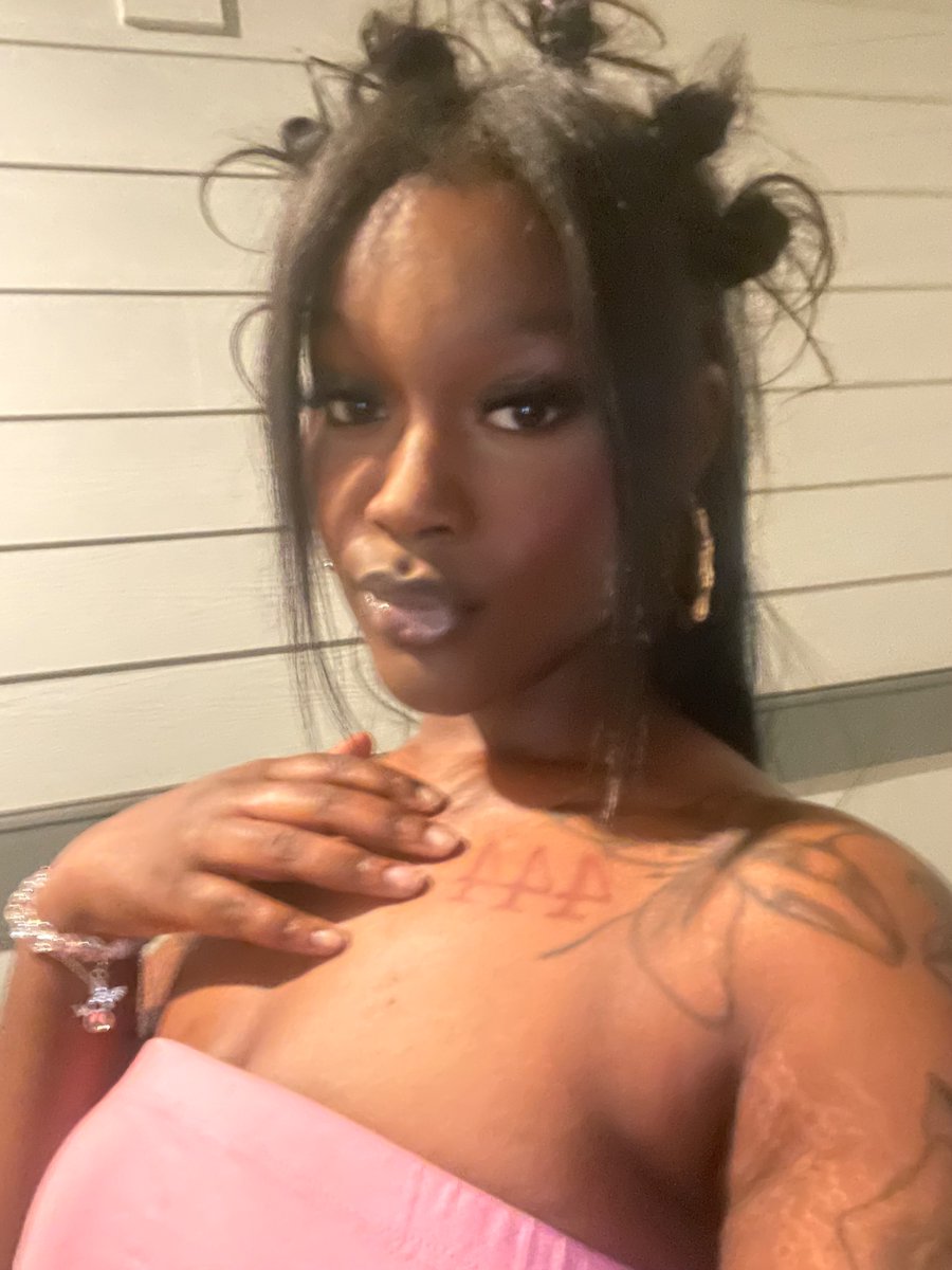 thickaxxdimples's tweet photo. Pretty in pink💕 https://t.co/Tb8kPggoFe