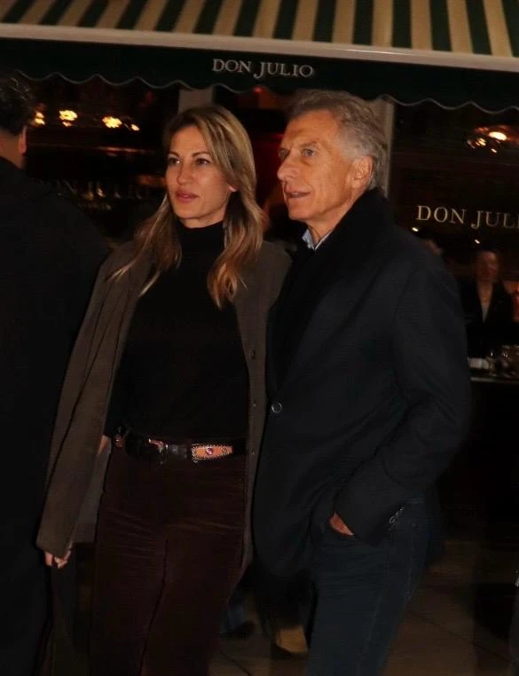 mdzol's tweet photo. Macri salió a comer a Don Julio con Dolores Teuly, su nueva novia: compartieron una cena con amigos. https://t.co/0kFeVuQdrf