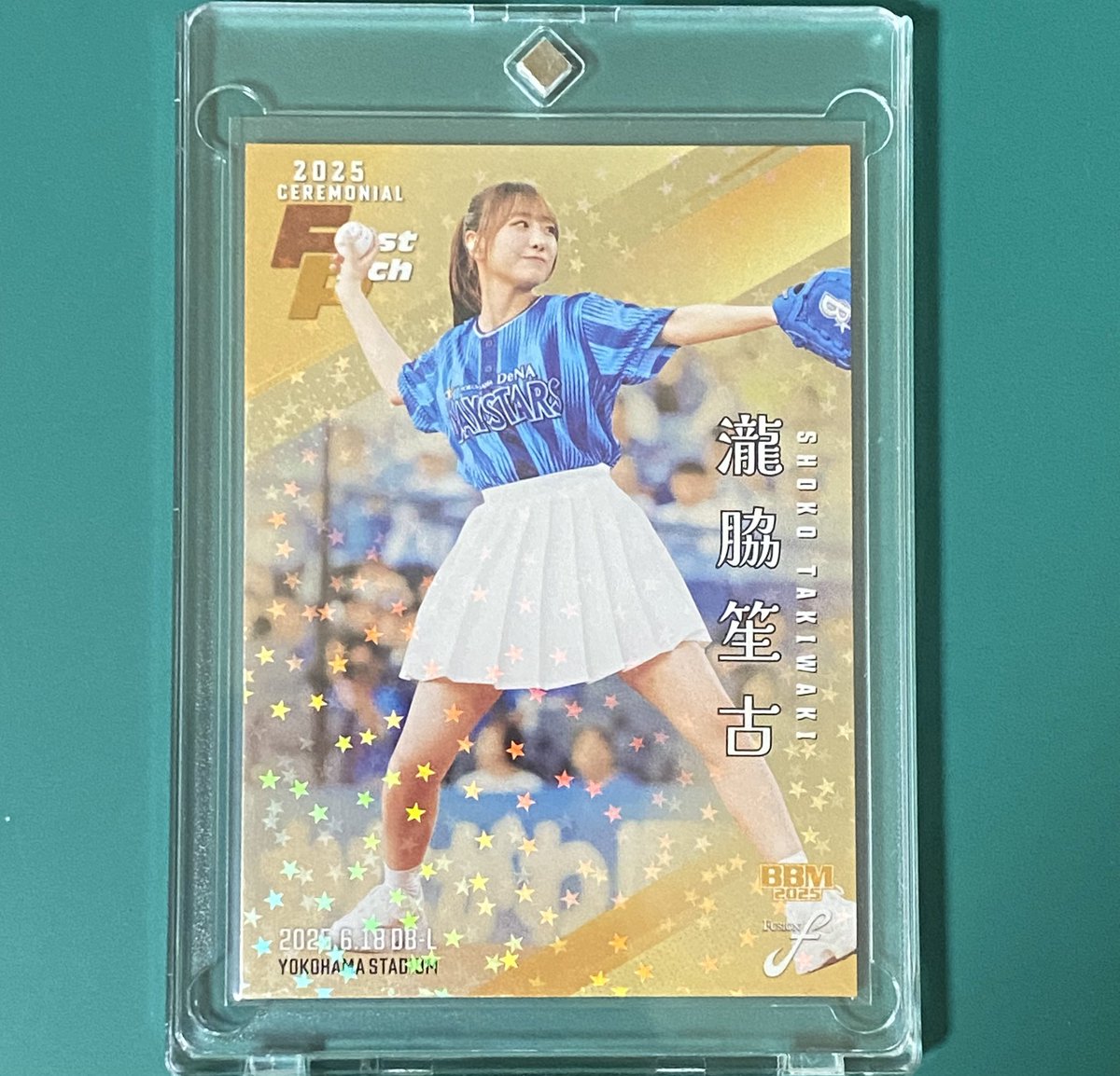 J28Tu's tweet photo. あちら(横浜DeNA)の勝利の女神で話題！
イコラブ瀧脇笙古ちゃんの始球式カードは、25枚限定パラレルで手元に保管してありまっせ〜😭
ちな、ワイはホークスファン…🤫
カワイイものはカワイイから仕方ない😍

BBM 2025 FUSION
FP38 瀧脇笙古 (=LOVE) 始球式カード
金紙ホロPP版パラレル/25枚限定 https://t.co/wKqYvWHZOL