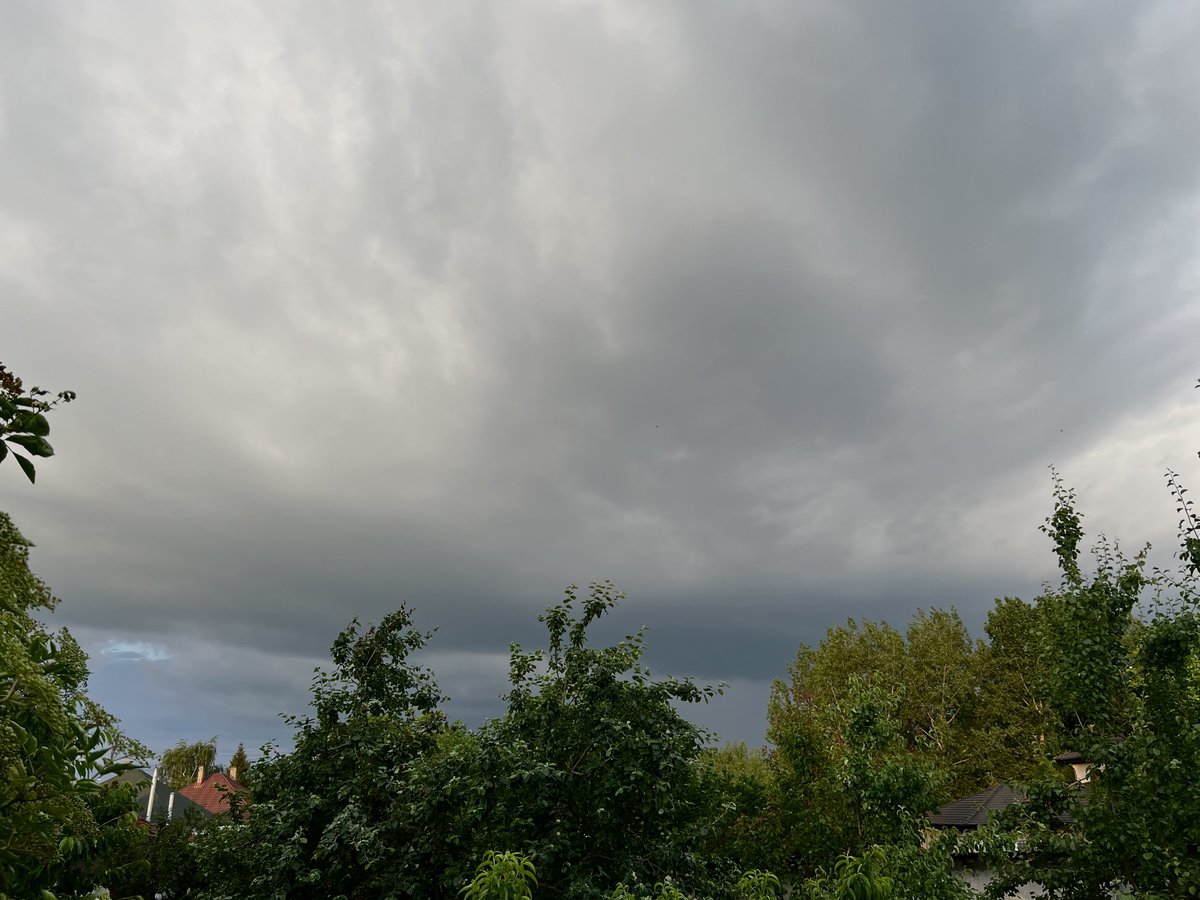 PeterSzollo's tweet photo. Gyülekeznek az esőfelhők https://t.co/CEsSL3Jz1E