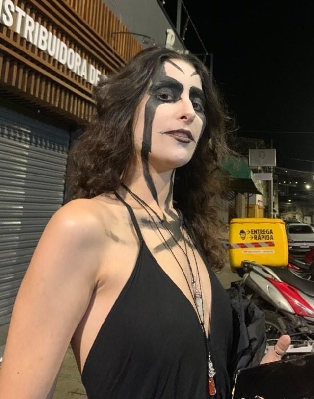 EsquisIsa's tweet photo. Bizarro pensar q enquanto isso acontecia eu tava me maquiando prw ir pro bar de rock de ichigo vasto lorde. Só voltei as 5 da manhã 

Dito isso a aura está reestabelecida e ASSUMIREI HOJE O TREINO!!!!! https://t.co/lrrsueZp08