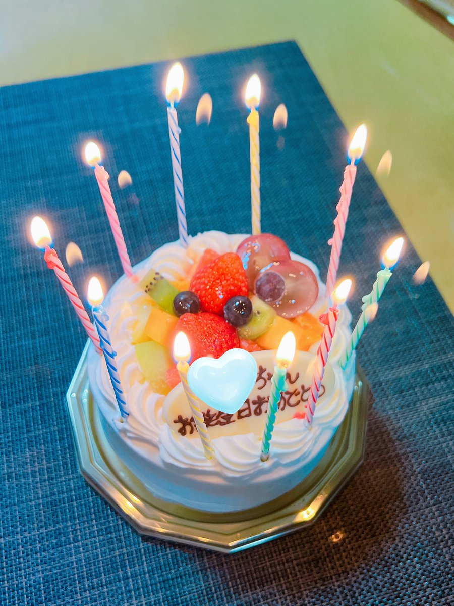 azusahime's tweet photo. 今年も無事もレベルアップしてました
あいぽんでは何やっても風船飛ばないのにあいぱよ(まだ青い鳥)の方は��ぶという謎
ダラダラと昼近くまで寝て昼は寿司を食い買い物をして冷たい飲み物で腹を下し夕方また外食をしてダラダラと過ごしました
今年は健康に過ごしたいね(下痢三日目腰痛回復継続中) https://t.co/poRYZtP5qp