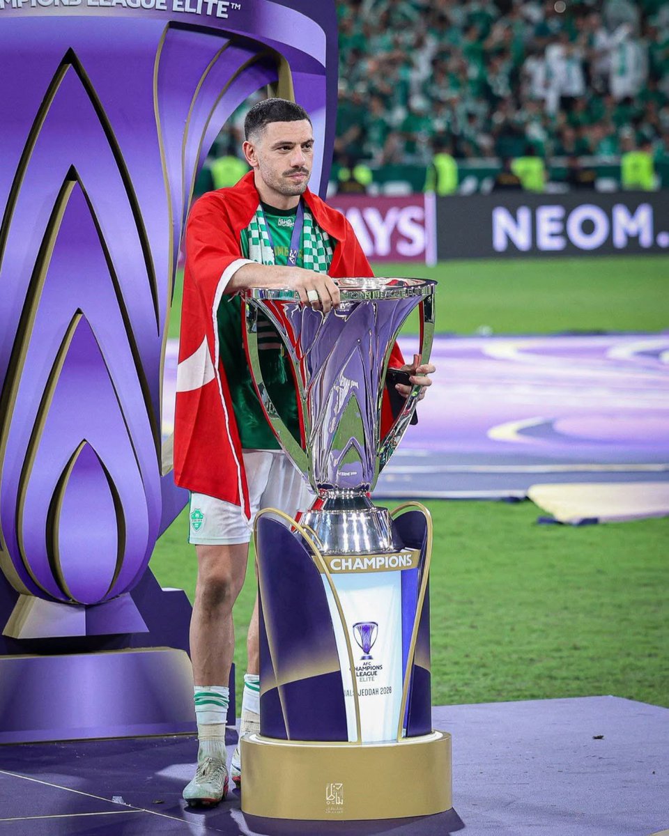 AhliCentral1's tweet photo. 🟢😁 Harder than winning the league and qualifying for the UCL 🤏

#AlAhli | #AhliCentral https://t.co/pCJ4BAWYgM