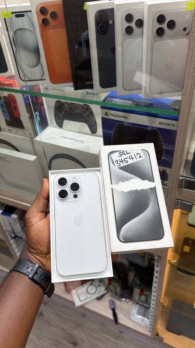 paraycomputers's tweet photo. 15 pro 512gig eSIM locked bh100 cc97 

Gh¢ 5,500 https://t.co/vMoaP2w5On