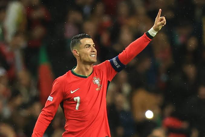 tuchojurnet13's tweet photo. Sueño con el bicampeonato de Argentina, pero es extremadamente difícil y casi increíble para los que tuvimos que esperar 36 años para ver uno. Por otro lado, Messi siempre fue mejor que Cristiano, nunca hubo discusión: es mejor creando juego, asistiendo, gambeteando, es determinante desde cualquier sector de la cancha y tiene casi la misma cantidad de goles sin ser delantero neto.

Dicho todo esto, UNPOPULAR OPINION (?): que CR7 gane el Mundial no me parecería tan terrible. El tipo honró al fútbol como pocos, fue un profesional de excelencia, respetó al deporte como nadie, carreó equipos y fue el único que le hizo sombra al mejor de la historia. Y ganar la Copa no lo haría superior a Leo.

Si tiene que ser, que sea (antes que la gane Yamal o Vinicius, que sea este fenómeno)