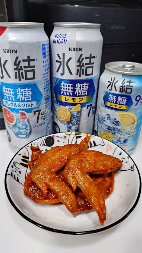 itatsu_'s tweet photo. 金曜の深夜って、こういうふうに少し羽目を外してもいいですよね（笑）
 アメリカンな酸っぱ辛い手羽先に、氷結。最高の組み合わせ🍗🍋 https://t.co/qzEvgHCXxC