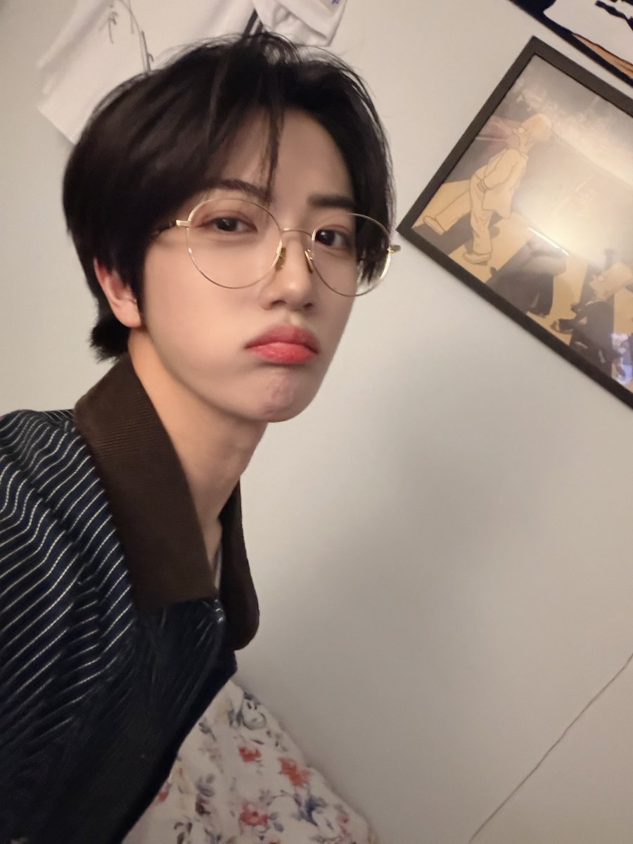 ham22ii's tweet photo. 원진이 오늘 헤메코 맘에 들었나봐 니낌조은셀카 세장이나 찍어옴 https://t.co/F2OCF4jPSd