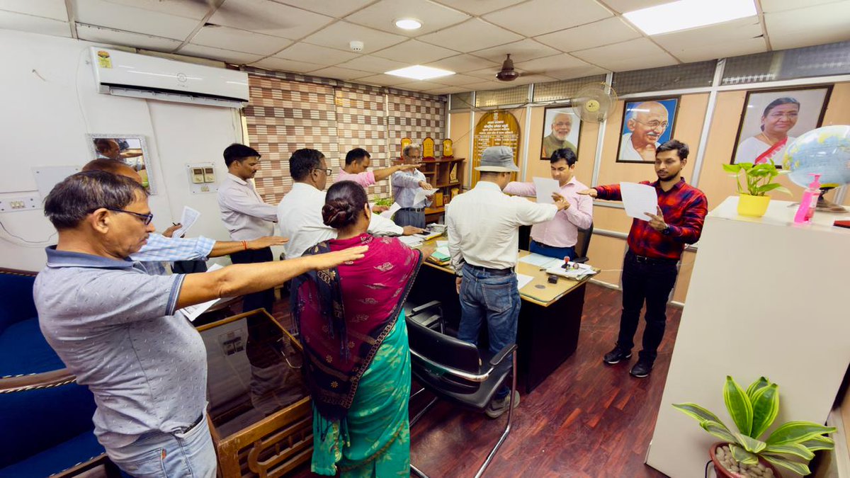 CBCLucknow's tweet photo. आज 'विश्व पर्यावरण दिवस' के अवसर पर केंद्रीय संचार ब्यूरो, लखनऊ कार्यालय परिसर में वृक्षारोपण किया गया। इस मौके पर समस्त अधिकारियों एवं कर्मचारियों ने 'एक पेड़ माँ के नाम' अभियान के अंतर्गत प्रकृति संरक्षण की शपथ ली।
#EkPedMaaKeNaam #WorldEnvironmentDay
@moefcc @MIB_Hindi https://t.co/H9A7nsEEOs