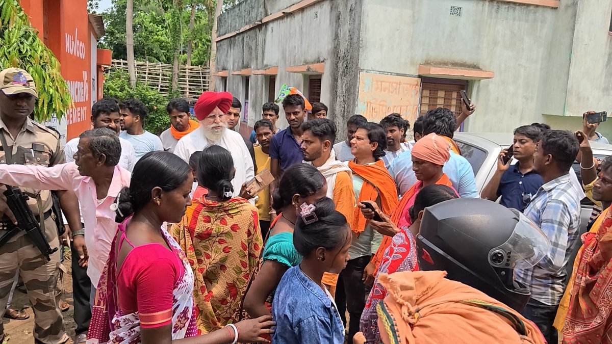 SSAhluwaliaMP's tweet photo. डारनोड़ी, गलसी में विश्व पर्यावरण दिवस पर विशाल जनसमूह के साथ वृक्षारोपण कर हरित भ���िष्य का संकल्प लिया। 🌱
साथ ही, मेरे सांसद कार्यकाल में सांसद निधि से निर्मित श्मशान भट्टी एवं प्रतीक्षालय भव�� का उद्घाटन कर जनसेवा को समर्पित किया।
#WorldEnvironmentDay #Galsi #Darnodi https://t.co/IYQfYKwzQY