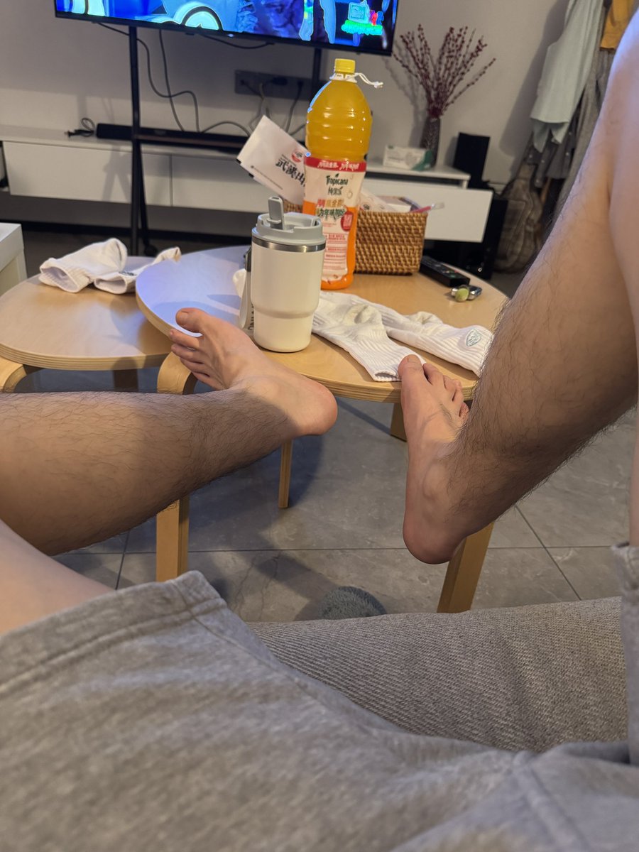 chaoziccc's tweet photo. 天气热起来了需要👅🦶 https://t.co/moptfZQmH5