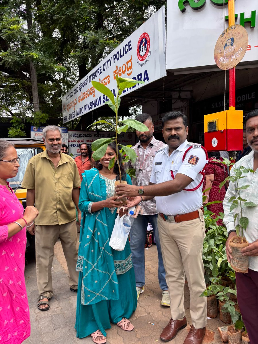 DevarajaPolice's tweet photo. ವಿಶ್ವ ಪರಿಸರ ದಿನಾಚರಣೆ ಅಂಗವಾಗಿ ಸಬ್ ಅರ್ಬನ್ ಬಸ್ ನಿಲ್ದಾಣದ ಬಳಿ ದೇವರಾಜ ಸಂಚಾರ ಪೊಲೀಸ್ ಠಾಣೆಯ ನಿರೀಕ್ಷಕರು ಸಾರ್ವಜನಿಕರಿಗೆ ಪರಿಸರ ಮಾಲಿನ್ಯ ಹಾಗೂ ಪರಿಸರ ಸಂರಕ್ಷಣೆಯ ಬಗ್ಗೆ ಜಾಗೃತಿ ಮೂಡಿಸಿ ಉಚಿತವಾಗಿ ಸಸಿಗಳನ್ನು ವಿತರಿಸಿದರು. #mysorecitypolice #environmentalawareness https://t.co/VPQLQJZD9H