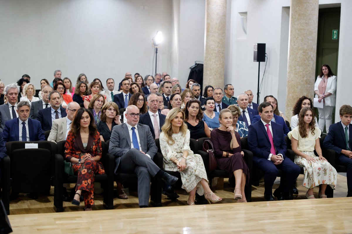 fiscal_es's tweet photo. Peramato preside la toma de posesión de la Fiscal Superior de la Comunidad de Madrid, Isabel Martín López.

➡️ Ha destacado que la Fiscalía madrileña “seguirá avanzando en la cohesión, la excelencia y el servicio a la ciudadanía que todos compartimos”.

🔗 https://t.co/bgBKPkQgy7 https://t.co/3LRsNA1sGB