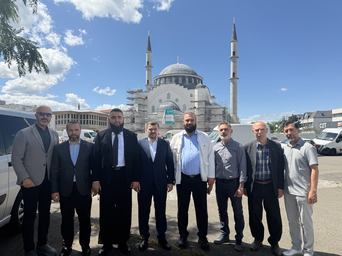 kemalerguen's tweet photo. Doğu Fransa programımız vesilesiyle 2026 yılı içerisinde açılışını gerçekleştireceğimiz  Büyük Eyyub Sultan Külliyemizde cuma namazını idrak ettik. İnşa çalışmaları hızla süren bu muazzam eserin, bölgedeki kardeşlerimiz için birer ilim, irfan ve buluşma merkezi olacağına inanıyorum. Bu kalıcı değerin yükselmesinde emeği geçen ve bizleri samimiyetle ağırlayan tüm cemaatimizden Allah razı olsun.