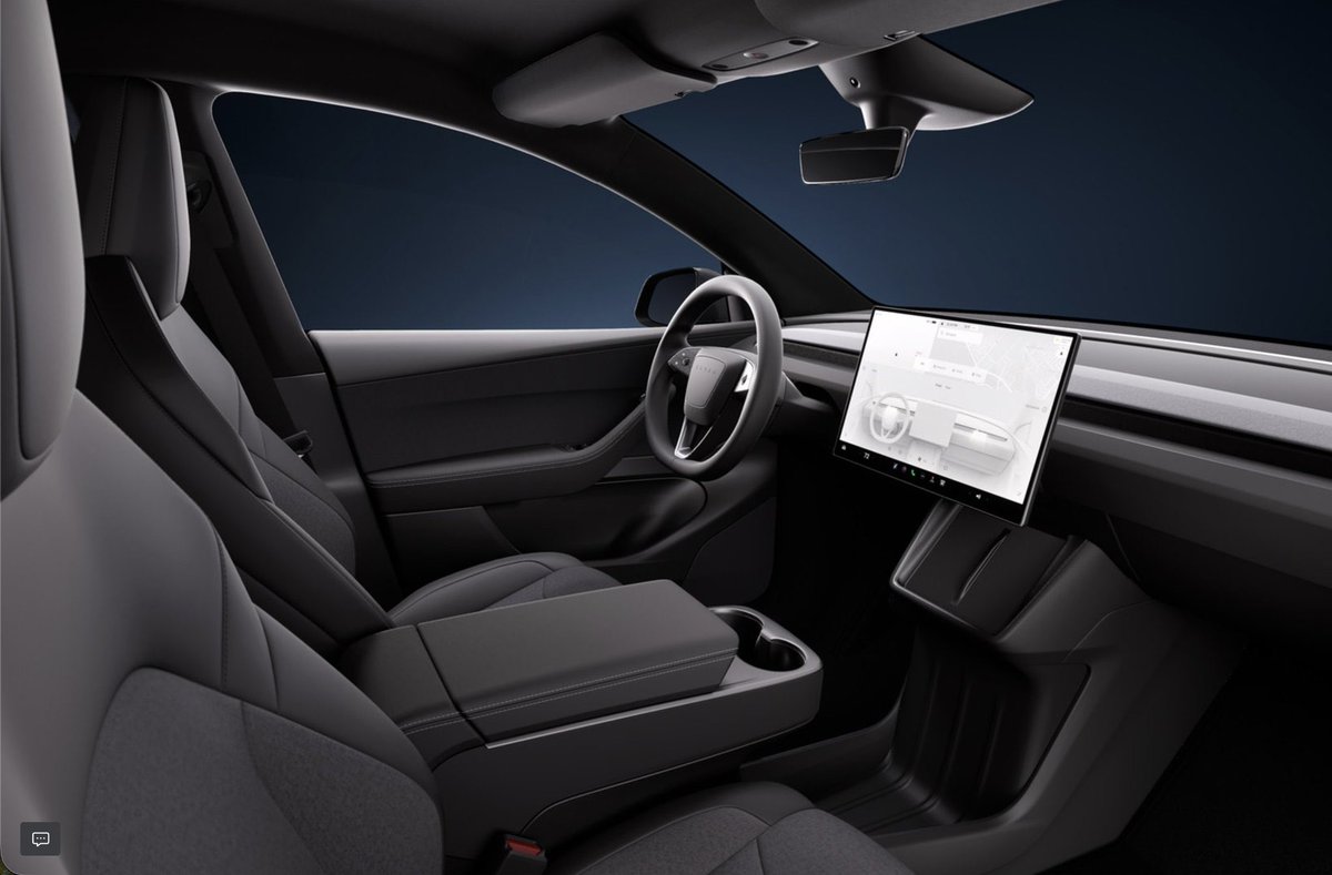 Teslarati's tweet photo. 🚨 Some big updates to the Model Y in North America: Every trim now comes with the larger 16” center screen and black headliner

Two major interior upgrades for the world’s best-selling car https://t.co/o8woygDZbK