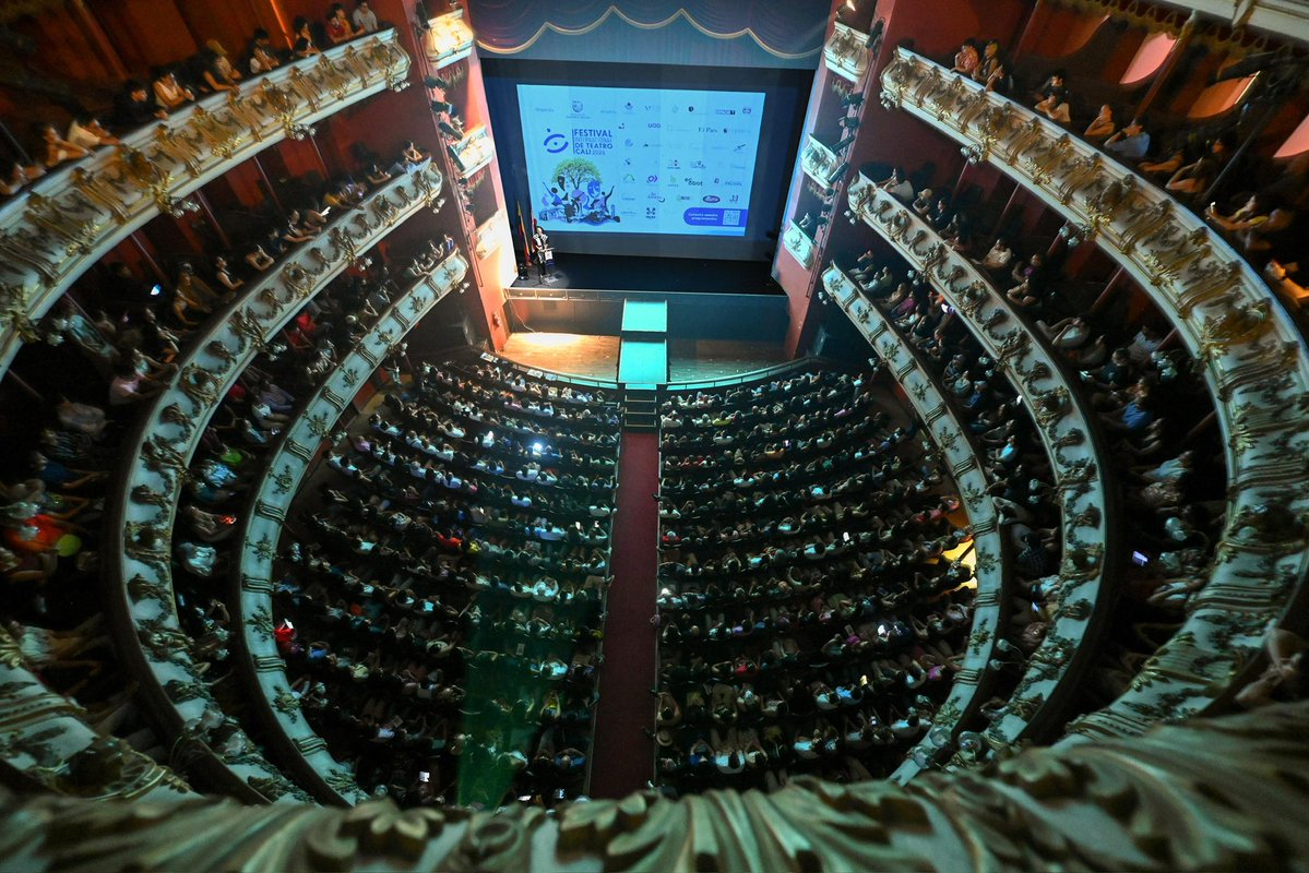 FITeatroCali's tweet photo. ¡Tuvimos la casa llena! 🎭

La apertura del #FITCali2026 fue una noche llena de reconocimientos y homenajes a los protagonistas de la escena teatral que por generaciones han mantenido vivas las artes escénicas 👏🏽 https://t.co/kYrZhXffWB