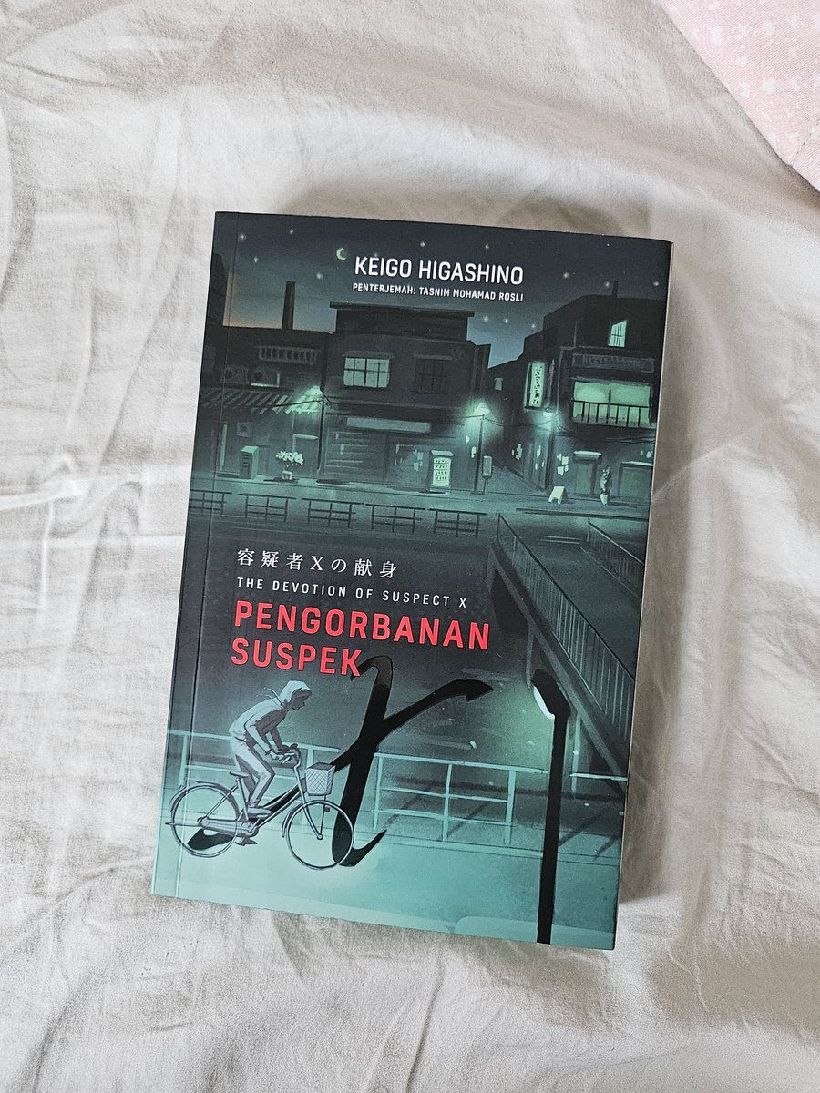 literaturebells's tweet photo. Buku Keigo Higashino pertama diterjemah ke Bahasa Melayu, karya Pengorbanan Suspek X ni antara buku pertama saya baca dan jatuh cinta dengan penulisan Keigo. @PenerbitX membawa karya ini dengan cover buku yang sangat cantik, refleksi cerita berlatarbelangkan kota Shin-ohashi✨️ https://t.co/78Famm7tLw