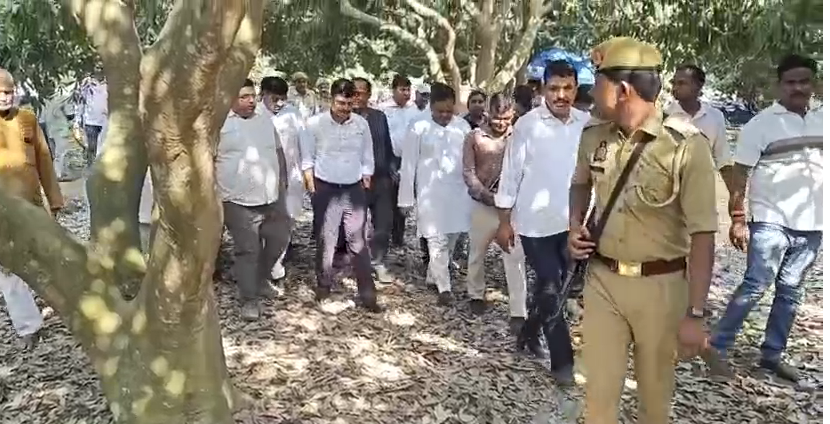 bstvlive's tweet photo. बाराबंकी : पूरेडलई में लीची बाग पहुंचे जिलाधिकारी
➡️किसानों से संवाद कर जानी खेती की चुनौतियां
➡️करीब 7 हेक्टेयर में हो रही लीची की खेती
#BarabankiNews #LitchiFarming #DMVisit @DM_Barabanki https://t.co/wEa3v3UB94