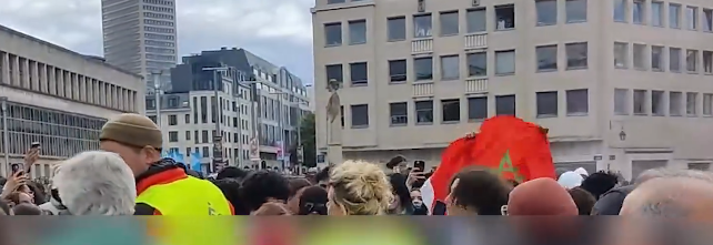 Nation_x_'s tweet photo. Nouveaux incidents dans le centre de Bruxelles et, à nouveau des "jeunes" avec un drapeau marocain. La preuve que ces "étudiants" (LOL) ne manifestent pas pour l'enseignement mais simplement par haine de la Belgique !  https://t.co/XsLwhuJSSV https://t.co/KAPpb3Kb7H