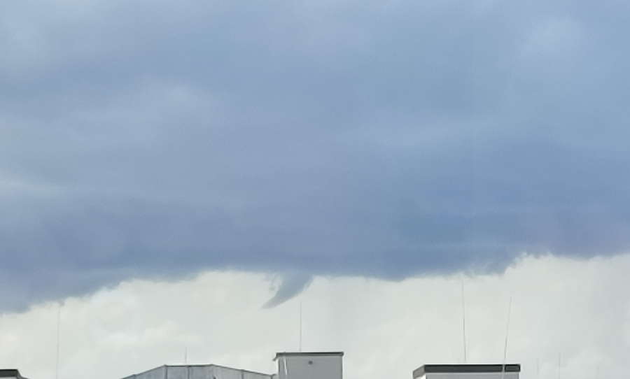 some_maps's tweet photo. Possible little funnel just a few minutes ago in Dresden https://t.co/gg0LRYSjF0