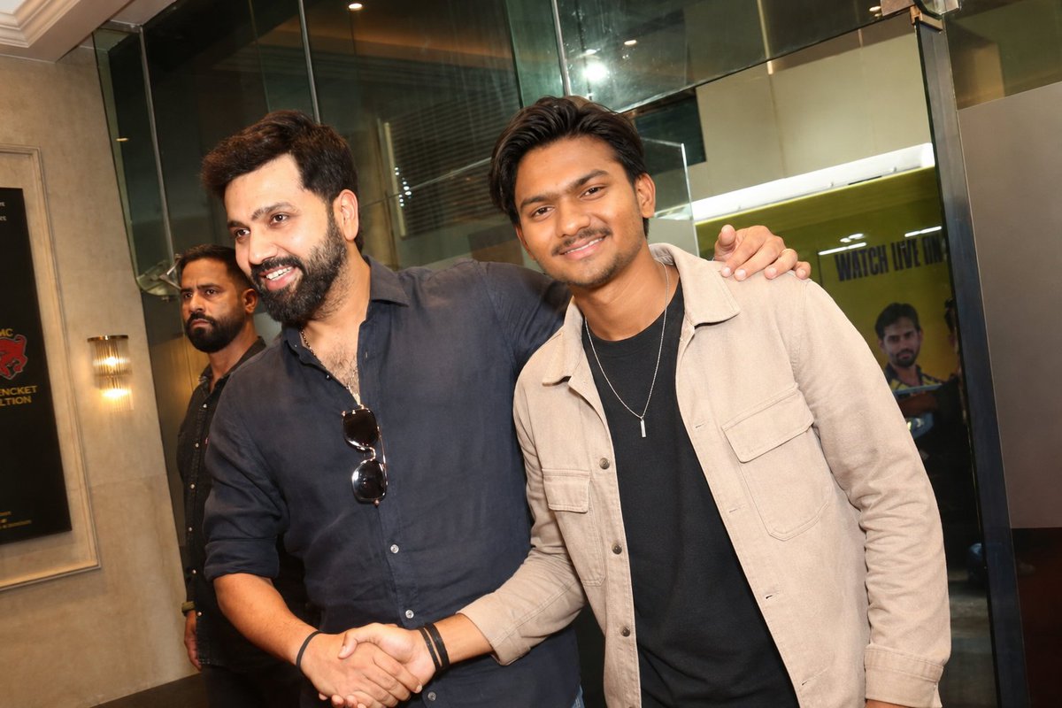 Tejas_utuber's tweet photo. मुंबई आणि क्रिकेट... a connection that only grows stronger 🏏
Aapla मुंबईचा राजा @ImRo45 sir this was my dream and one day I am standing with you हा माझा शब्द आहे!! 
Glad to be back at @t20mumbai as it continues to bring Mumbai's cricketing talent to the forefront. #Rohitsharma https://t.co/HUtovHSj38