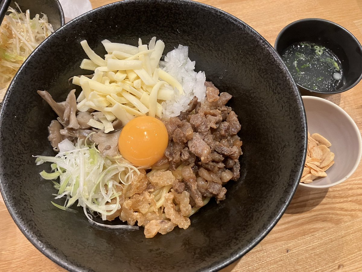 boj126NyRm's tweet photo. TOMORROW NEVER NOODLESさん
五反田
初訪問

牛まぜそば
ネギ丼

交換場所の近くで、行きたいと思ってた
お店

ファミマで売ってたこのお店監修の
まぜそばのカップ麺が美味しかったので

すごい美味しかったし、
次はトッピングを変えて
もっと美味しく食べれる気がします https://t.co/Bw0tO5WAC6