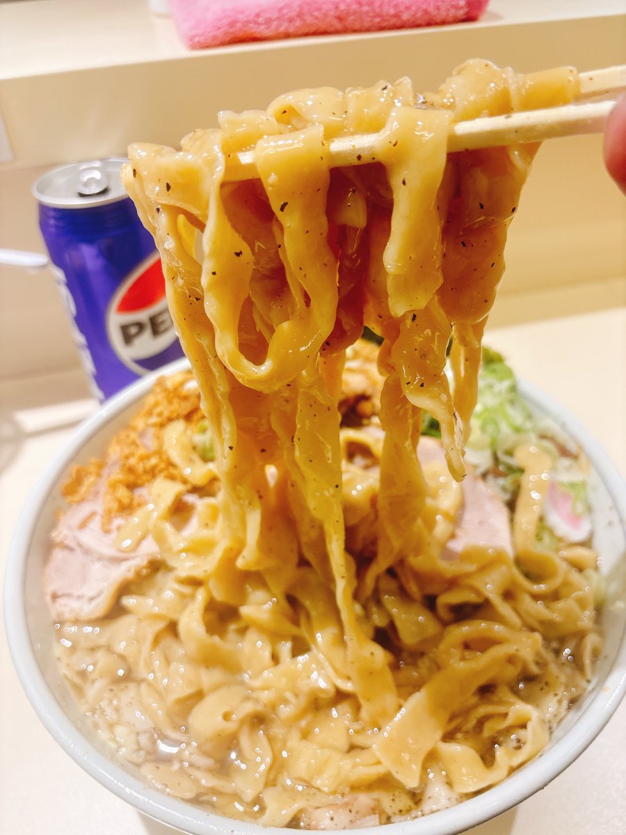 dayson4649's tweet photo. 橋本にて、二丁目ラーメン🍜塩の油そば(800g)➕生卵W➕ペプシコーラ500ml🍥　

🍄と同麺🤝
800g申請したけど...
着丼時のスタッフの一言...
ハイ！1キロ〜🍜🤲
まぁ200gの誤差は二丁目では当たり前🤣👍　
　
ブラックペッパーが効いた塩の油そばメチャクチャ美味い💯
デロで申請した自家製麺もタレとバッチリ絡んで堪りません🫶
いつもは生卵に付けて食べてたが、逆に後半生卵をin🥚🥚
これで後は、Dyson掃除機のようにジュルジュル吸い込むのみ🍜🌀🦖
〆に煮干しのスープ割りも貰い１杯で2度楽しめました🏆
最近ハマってるペプシコーラも喉の潤いを良くしてくれるし、口の中をリセットしてくれるから𝓖𝓞𝓞𝓓👌
メチャクチャ美味しかったぁ🤤
🦆ちゃん、じゅんくん、ご馳走様でした🎵
#麺や六等星姉妹店
#生卵大好き
#爆盛りラーメン