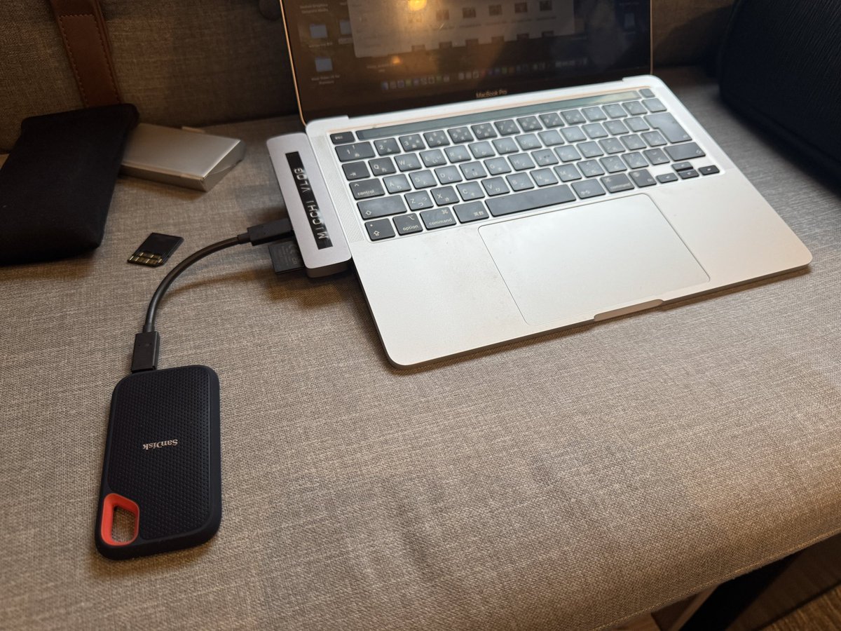 MicchiVlog's tweet photo. さぁ、ホテルに帰還！ここからがカメラマンの気合いの入れどころだ！

全てバックアップして、計約2000枚の写真をセレクトして現像モード！

そして明日も早朝から撮影！
あしたは13時間撮影wで、セレクト現像！

できれば来週は溜まりに溜まったレビュー案件やりたい！やらないと詰みますw

やるしかない！！