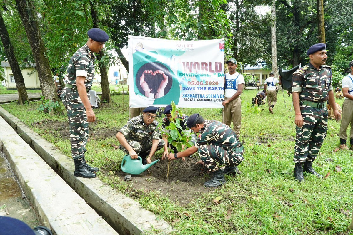 SSBRTCSALONBARI's tweet photo. #WorldEnvironmentDay के अवसर पर #rtcssbsalonibari में श्री हरि नंदन सिंह बिष्ट,(DIG) के नेतृत्व में अधिकारियों,कार्मिकों एवं प्रशिक्षुओं द्वारा वृक्षारोपण किया गया।
@SSB_INDIA
@HMOIndia
@PIB_India
@SSBFTRTEZPUR_
#EkPedMaaKeNaam
#GoGreen
#GreenFuture
#Sustainability
#ClimateAction https://t.co/Drlt4vTRVG