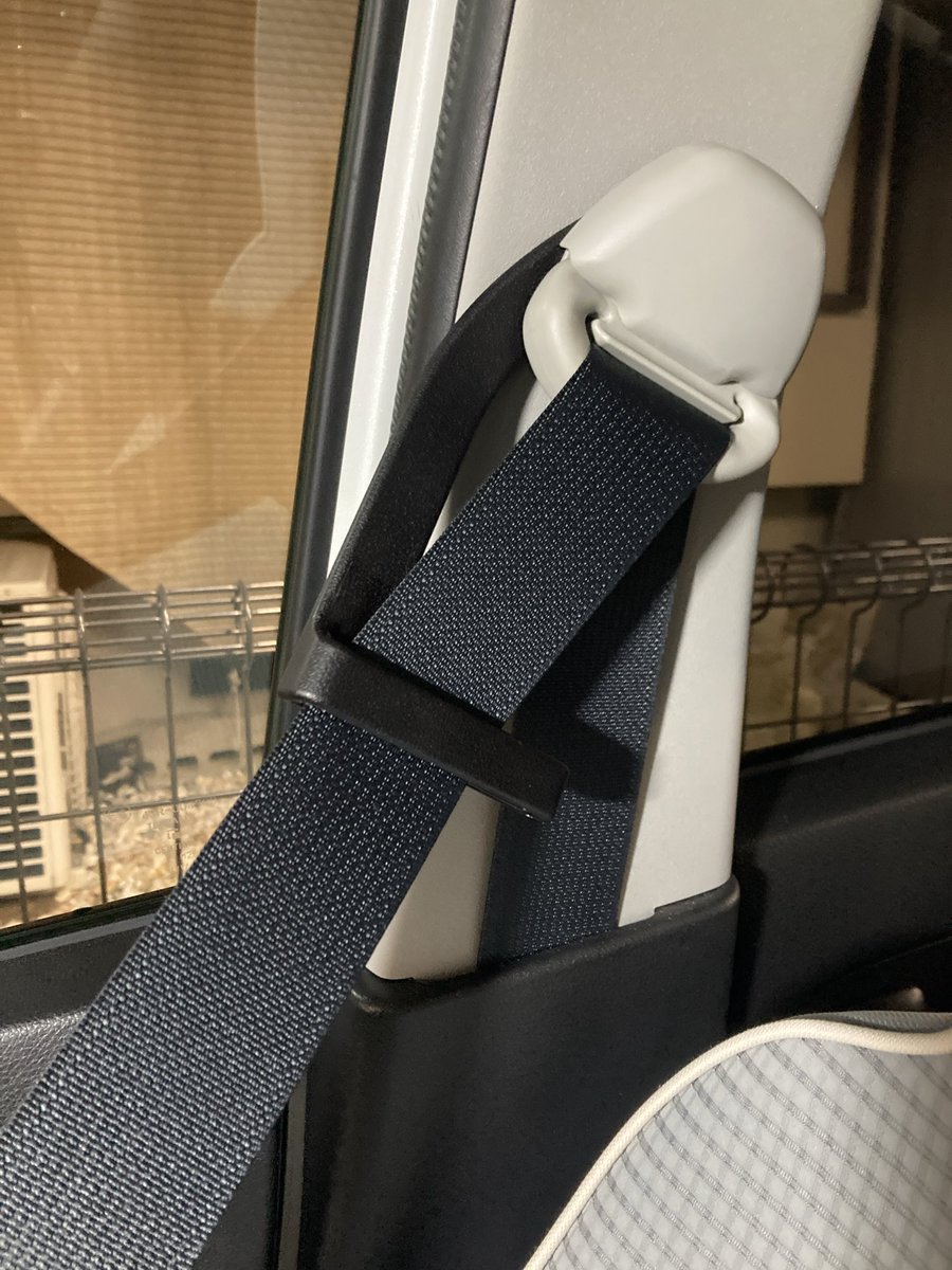 cossolee's tweet photo. キャロル(アルト)でシートベルトが
首に当たりとっても嫌だった。

同じように困った人が対策していたので
マネしてみたよ！

首に当たらなくなり、すごくキャロルが
好きになりました♪
#キャロル https://t.co/IC6d7oE5Wt