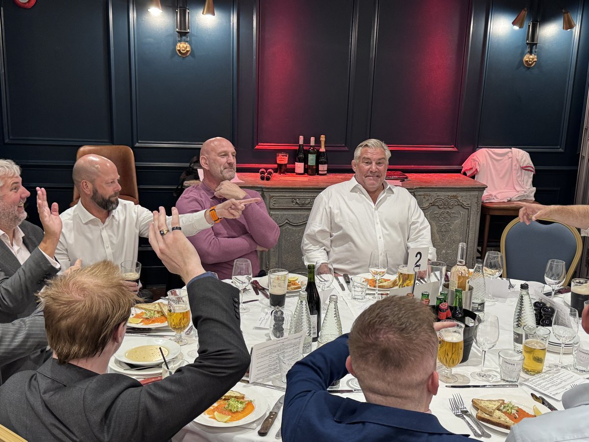under_the_posts's tweet photo. A fantastic old school rugby lunch at @BallsBrothers hosted by George Chuter with the Funbus @JasonLeonard114 and fellow World Cup Winner @dallaglio8 https://t.co/sS43OUsUqd