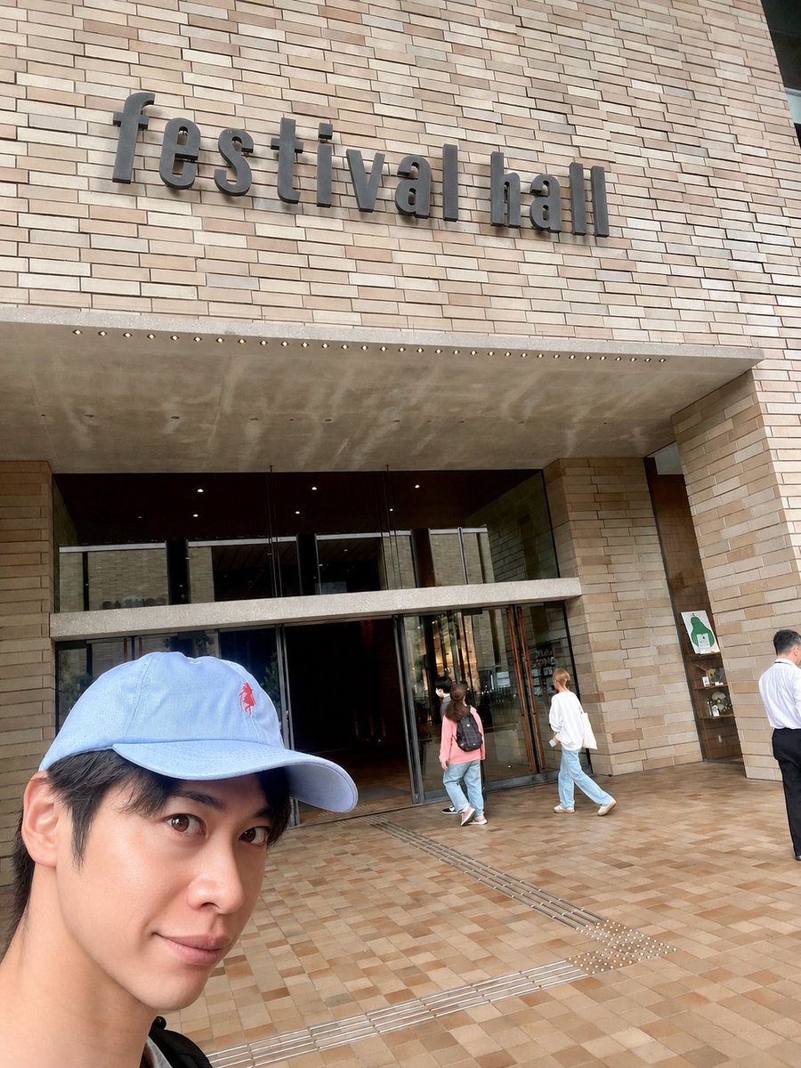 raitychachacha's tweet photo. 本日、無事チャリチョコ大阪公演初日を迎えることが出来ました👏
そして小堺さん、お帰りなさいませ😭🙇‍♂️
残り10ステージ‼️
悔いのないように楽しみます🍫🕺🎤

#チャリチョコ 
#チャーリーとチョコレート工場 
#ミュージカル 
#フェスティバルホール https://t.co/lOjZiaZV9H