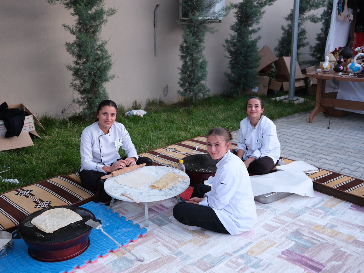 TC_Kulp's tweet photo. Kulp’ta Yıl Sonu Sergisi ve Konser Programı Yoğun İlgi Gördü

Kaymakamlığımız koordinesinde, Sosyal Yardımlaşma ve Dayanışma Vakfı, İlçe Millî Eğitim Müdürlüğü ve Halk Eğitimi Merkezi Müdürlüğü iş birliğiyle düzenlenen Yıl Sonu Sergisi ve Konser Programı, Kaymakamımız Sayın Burak AKELLER ve kıymetli eşi Sayın Meliha AKELLER hanımefendinin teşrifleriyle Hükümet Konağı Meydanı’nda gerçekleştirildi.

Programa ayrıca Cumhuriyet Savcımız, Hâkimler, İlçe Jandarma Komutanı, İlçe Emniyet Amiri, ilçe protokolü, kurum amirleri ile çok sayıda vatandaş katılım sağladı.

Etkinlik kapsamında Halk Eğitimi Merkezi kursiyerleri tarafından yıl boyunca büyük emek ve özveriyle hazırlanan eserler sergilenerek vatandaşların beğenisine sunuldu. Kaymakamımız Sayın Burak AKELLER ve eşi Sayın Meliha AKELLER hanımefendi sergiyi gezerek kursiyerlerden çalışmalar hakkında bilgi aldı ve emeği geçenleri tebrik etti.

Program devamında İl Millî Eğitim Müdürlüğü Maarif Orkestrası ile sanatçılar Neslihan BESNA ve Dilaver YILDIZ tarafından konser programı icra edildi. Vatandaşların yoğun ilgi gösterdiği programda çocuklar için oluşturulan oyun alanları da büyük ilgi gördü.

Eğitimin, sanatın ve kültürel faaliyetlerin toplum hayatındaki önemine dikkat çeken Kaymakamımız Sayın Burak AKELLER, bu tür etkinliklerin sosyal birlikteliğin güçlenmesine katkı sunduğunu ifade etti.

Sanatın, emeğin ve eğitimin buluştuğu program, vatandaşlarımızın yoğun katılımı ve memnuniyetiyle sona erdi.