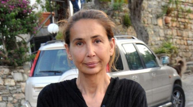 etkilihaberyeni's tweet photo. Eski manken Bilun Dohmen, Bodrum Kumbahçe'deki evini satıp Özgür Özel'e seçim otobüsü alacağını açıkladı. (Bodrum Kent TV) https://t.co/6N4RhXwS5I