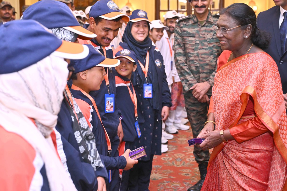 rashtrapatibhvn's tweet photo. President Droupadi Murmu met a group of students and specially abled children from Kargil. The group visited Rashtrapati Bhavan as part of the National Integration Tour. https://t.co/ks3mGG3D6j