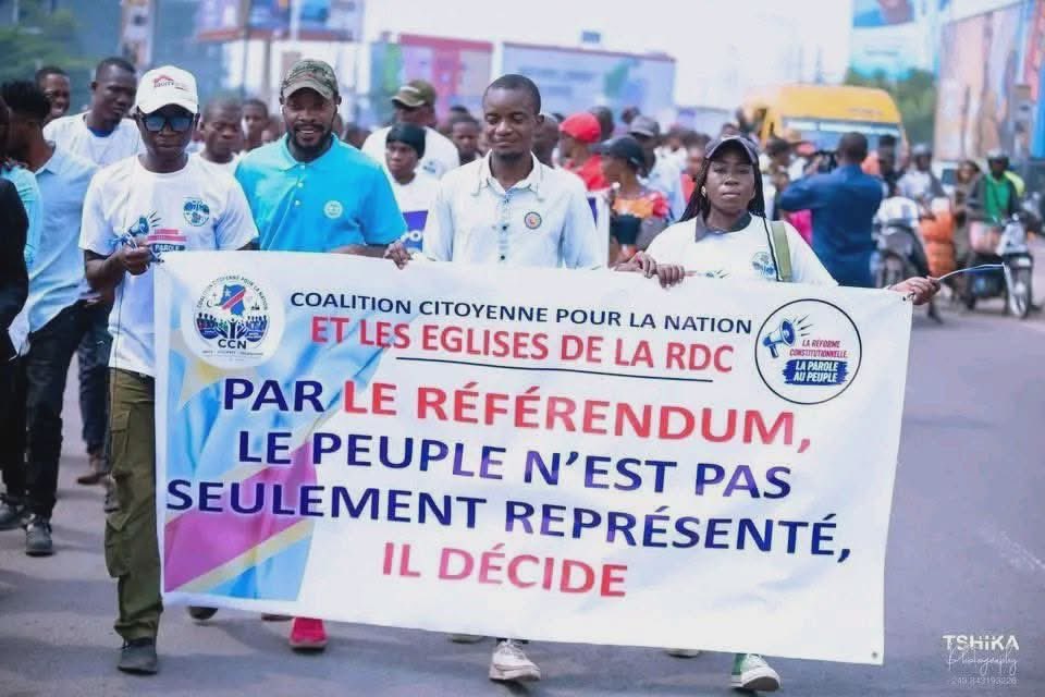 authentikcd's tweet photo. #RDC 🇨🇩 | La Coalition Citoyenne pour la Nation (CCN) de l’archevêque Ejiba Yamapia a mobilisé ses membres à travers les quatre districts de Kinshasa dans le cadre de la marche « La Parole au Peuple ». Les manifestants, partis de plusieurs points de rassemblement, ont convergé vers le Palais du Peuple pour plaider en faveur d’un changement de la Constitution.