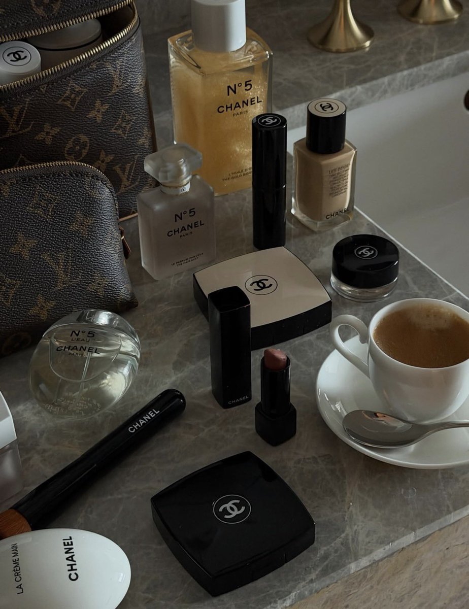 Genovese_777's tweet photo. Get ready with me. 💄 https://t.co/BcZ8ZrcXCb